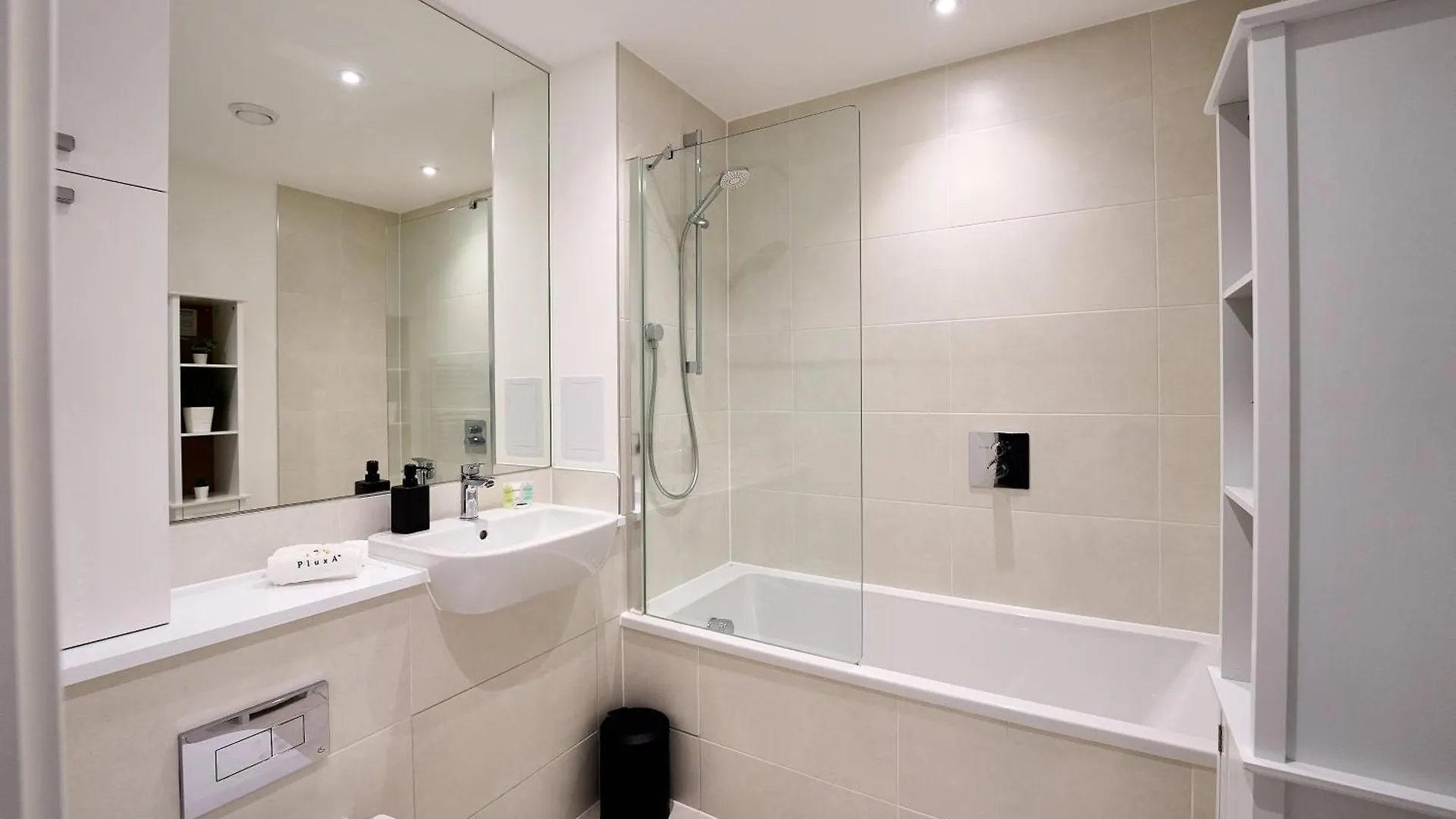 Skyline Views Retreat - Corsican London Apartment
