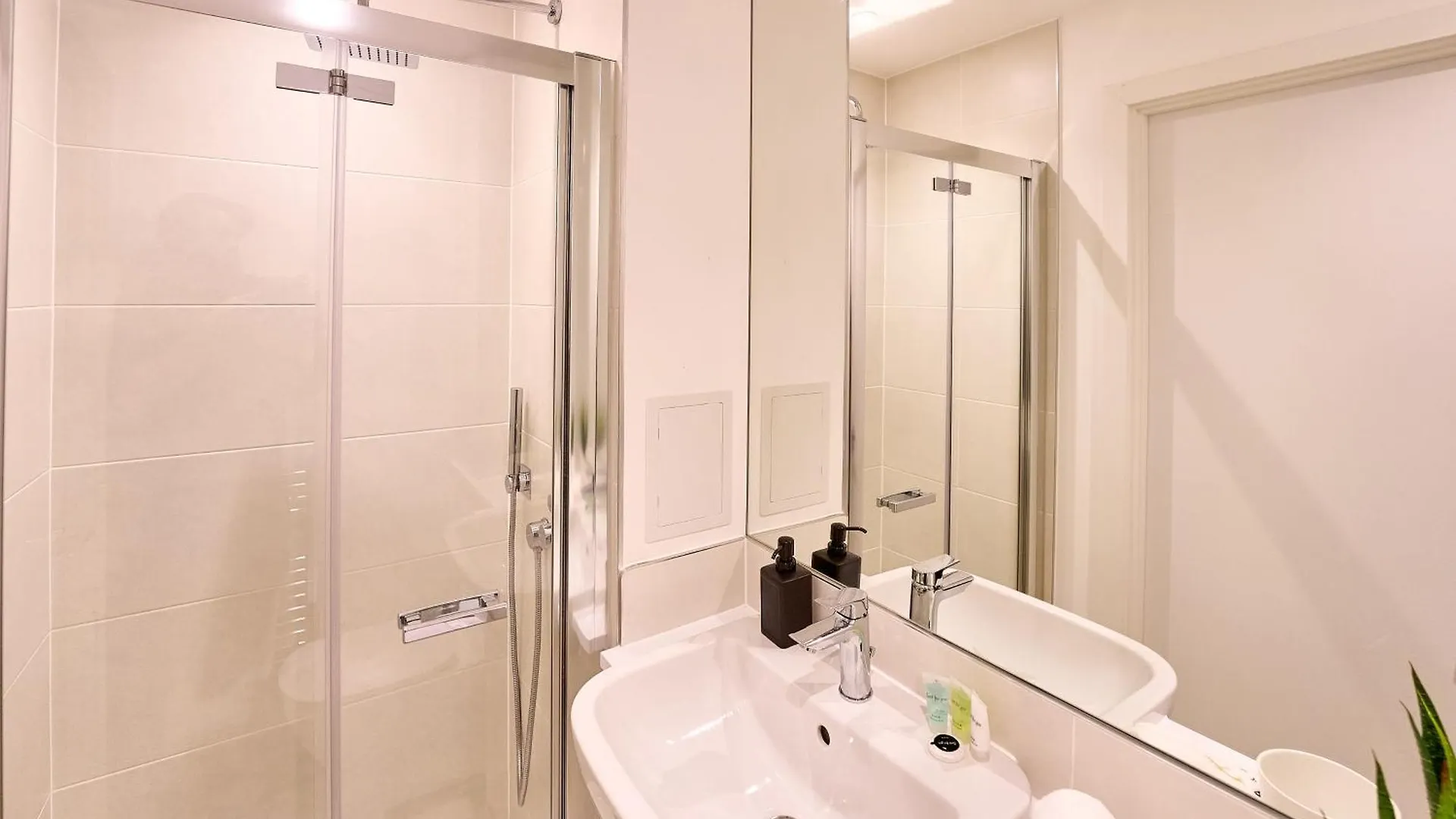 Skyline Views Retreat - Corsican London United Kingdom